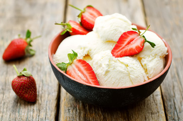 vanilla ice cream with strawberries