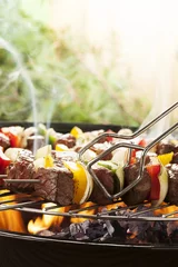 Foto auf Acrylglas Grill / Barbecue Gegrillte Rindfleischspieße mit Zwiebeln und Paprika Farbe.