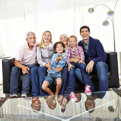 Famile schaut gemeinsam Fernsehen