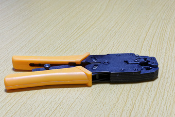 Crimping tool for twisted pair