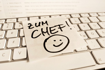 Notiz auf Computer Tastatur: Zum Chef