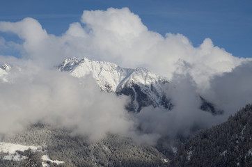 Fototapeta na wymiar montagne con nuvole