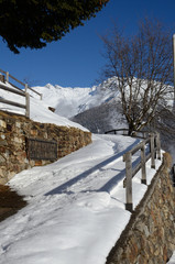 strada innevata