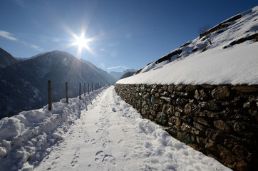 strada innevata