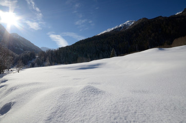 Fototapeta na wymiar inverno montagne neve