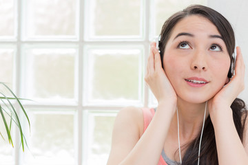 ヘッドフォンで音楽を聴く女性