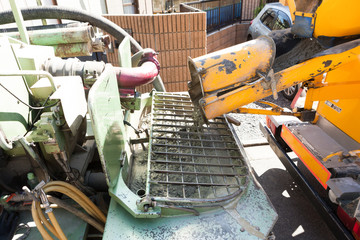 住宅建設　ミキサー車からポンプ車への生コンの注入