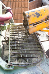 住宅建設　ミキサー車からポンプ車への生コンの注入