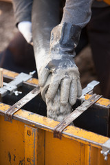 住宅の基礎工事　型枠への生コン打設