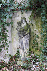 Obraz premium Madonna with her Child on the old Prague Cemetery