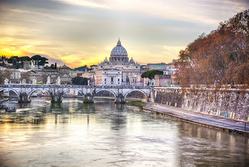 Fototapeta premium Saint Peter's Cathedral in Vatican City seen from the river