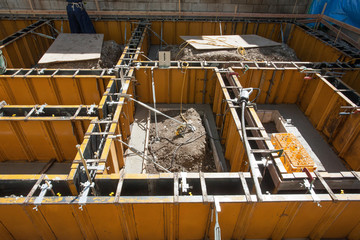 住宅の基礎工事　型枠への生コン打設