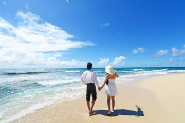 沖縄の美しいビーチで寛ぐカップル