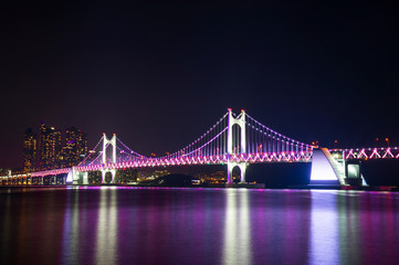 Obraz premium Gwangan Bridge at night in Busan, South Korea.