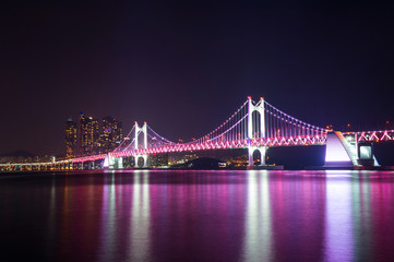 Obraz premium Gwangan Bridge at night in Busan, South Korea.