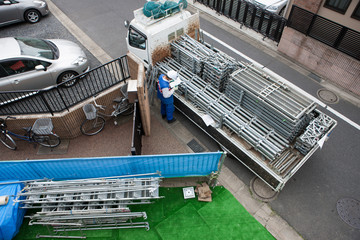Obraz premium 住宅建設 トラックに積載された足場