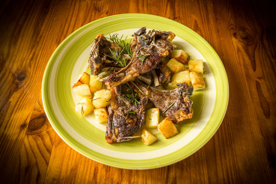 Carne di agnello e patate arrosto, cucina italiana