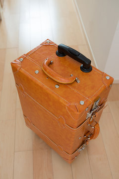 玄関に置いたスーツケース