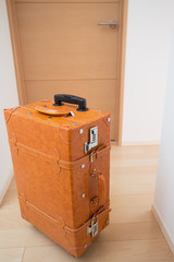 部屋に置いたスーツケース