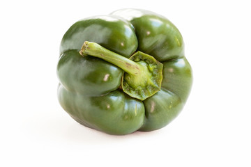 Poivron vert sur fond blanc