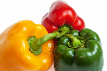 Poivrons de couleurs différentes sur fond blanc