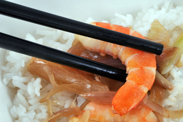 Gros plan sur du riz aux crevettes et oignons confits