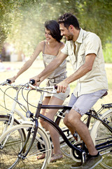 Fototapeta na wymiar couple having fun by bike on holiday to the lake in Italy