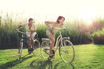 Obraz premium Couple having a bicycles race into the nature