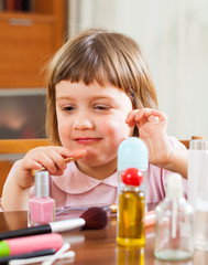 Obraz na płótnie Canvas Little girl with lipstick