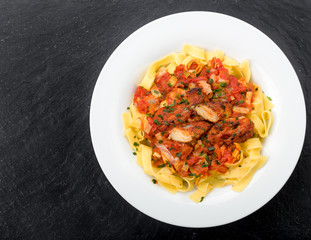 Bandnudeln mit Hähnchen und Tomaten Lauch Soße