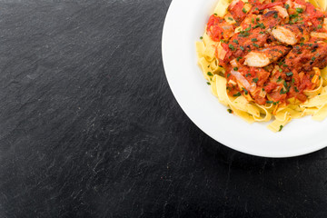 Bandnudeln mit Hähnchen und Tomaten Lauch Soße