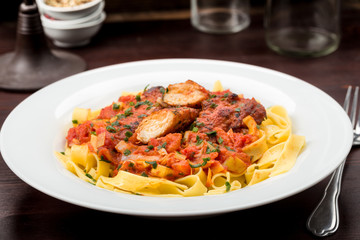 Bandnudeln mit Hähnchen und Tomaten Lauch Soße