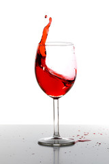 ein Glas Rotwein mit Tropfen