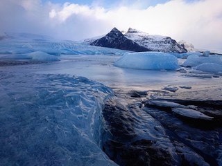 Замерзшая лагуна с айсбергами в Исландии