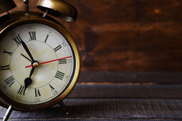 Naklejka premium alarm clock on the boards