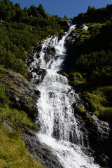 Fototapeta premium Wasserfall an den Mutterberger Seen, Stubaital, Österreich