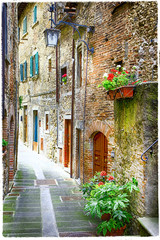 urocze stare uliczki średniowiecznych miast Włoch - 77892034