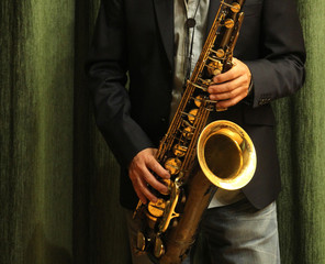 Músico de Jazz tocando el saxofón