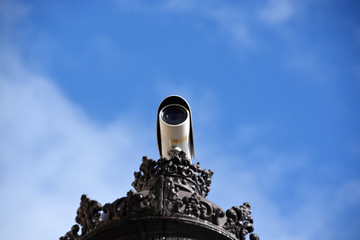 camara de seguridad encima de una farola
