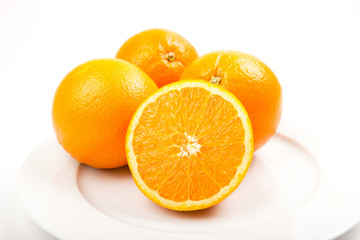 saftige Orangen auf Teller,