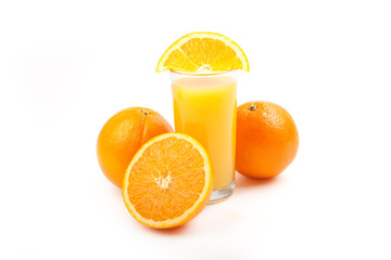 frisch gepresster Orangensaft mit Frucht auf Glas