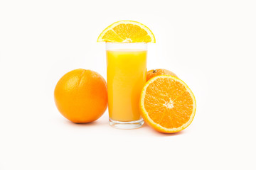 Orangensaft mit Frucht, weißer Hintergrund