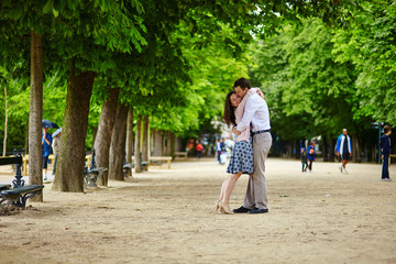 Fototapeta na wymiar Couple hugging in the Luxembourg garden of Paris