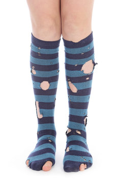 fille avec chaussette trou&eacute;e