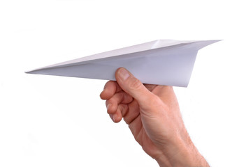 Mano lanzando un avion de papel en fondo blanco.