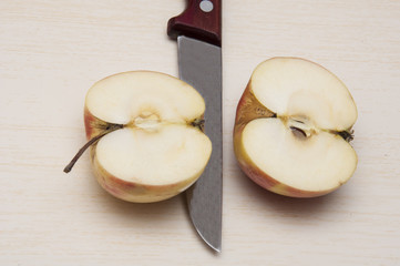 разрезанный плод яблока