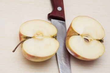 разрезанный плод яблока