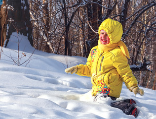 Fototapeta na wymiar child playing in the snow