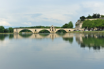 Fototapeta na wymiar Avignone il Palazzo dei Papi e il ponte