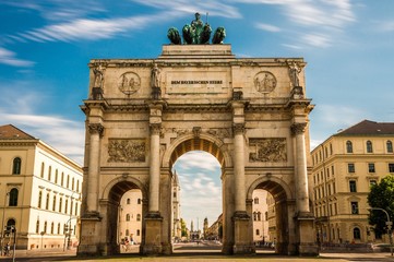 Fototapeta premium Siegestor w Monachium przy Leopoldstrasse